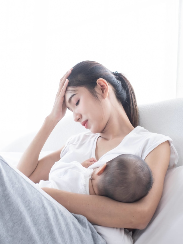 Bolehkah menyusui bayi saat ibu mengalami demam. Foto: Shutter Stock