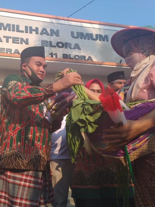 Bakal calon Bupati Blora Arief Rohman (kiri kedua) bersama pendukungnya yang menimbulkan keramaian saat daftar ke KPU Blora Jumat (4/9). Foto: Dok. Istimewa