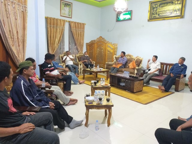 Bakal Calon Wali Kota Ternate Mohammad Yamin Tawary bertemu warga Sangaji, Ternate. Foto: Istimewa