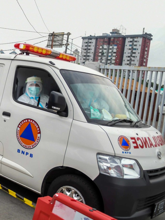 Salah satu ambulans tiba di IGD Rumah Sakit Darurat Penanganan COVID-19, Wisma Atlet Kemayoran, Jakarta, Kamis (10/9). Foto: Galih Pradipta/Antara Foto