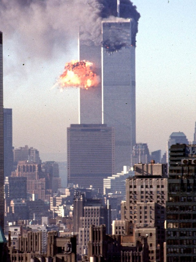 Sebuah pesawat komersial yang dibajak jatuh ke World Trade Center 11 September 2001 di New York. Foto: Seth Mcallister/ AFP