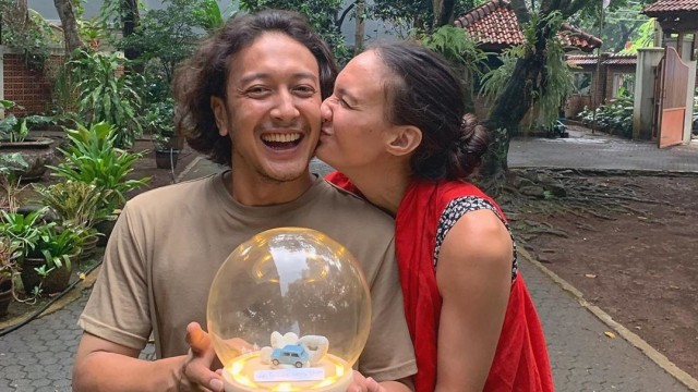 Nadine Chandrawinata beri hadiah unik untuk Dimas Anggara yang ulang tahun. Foto: Instagram/@nadinelist