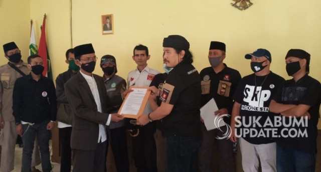 Penyerahan pernyataan sikap ARASY kepada pihak Kemenag Kota Sukabumi, Jumat (11/9/2020). | Sumber Foto:CRP 8