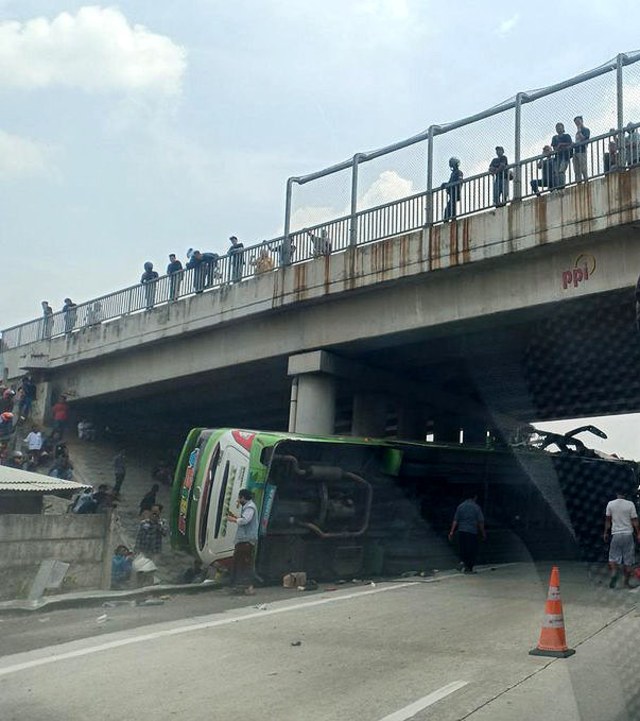 Kondisi bus Sahabat yang terguling setelah mengalami kecelakaan di Tol Cipali, Kabupaten Subang, Jumat (11/9/2020). (Twitter/@mhkholis)