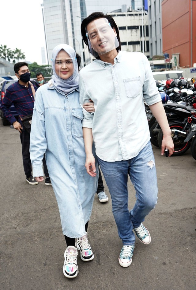 Artis Roger Danuarta dan Cut Meyriska saat ditemui dikawasan Tendean, Jakarta, Jumat, (11/9/2020). Foto: Ronny