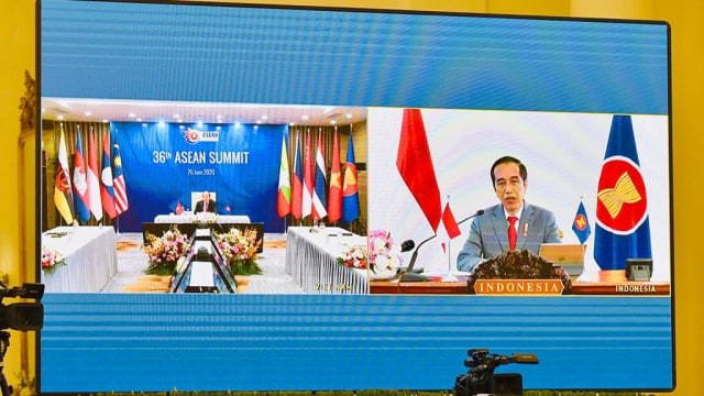 Presiden Joko Widodo mengikuti Konferensi Tingkat Tinggi (KTT) ke-36 ASEAN melalui telekonferensi di Istana Kepresidenan Bogor, Jawa Barat, Jumat (26/6). Foto: BPMI Setpres/Laily Rachev