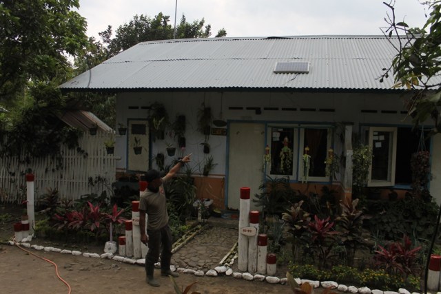 Agus Widodo menunjukkan solar cell yang dipasang di atas genteng rumahnya. foto:Rino Hayyu.