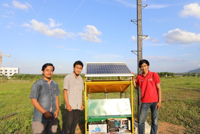 Tiga mahasiswa Teknik Elektro Itera dengan alat pemanen energi hasil ciptaannya, Jumat (11/9) | Foto : Humas Itera