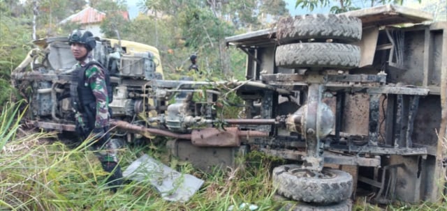 Truk yang ditumpangi 17 personel tergulir di ampung Mamba, Distrik Sugapa, Kabupaten Intan Jaya.  (Dok Kogabwilhan III)