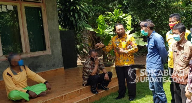 GugusTugas Percepatan Penanganan (GTPP) Covid-19 Kecamatan Ciracap, Kabupaten Sukabumi, saat mendatangi rumah pasien terkonfirmasi positif Covid-19. | Sumber Foto:Istimewa