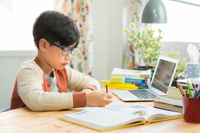 Kegiatan belajar di rumah bisa saja membuat si kecil bosan. Foto: Shutterstock