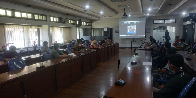 Diskusi Peneliti Perum Jasa Tirta 1 dengan para peneliti muda UIN Malang menyoal temuan limpahan mikroplastik cukup tinggi di sejumlah titik DAS Brantas Kota Malang. Foto: Ulul Azmy