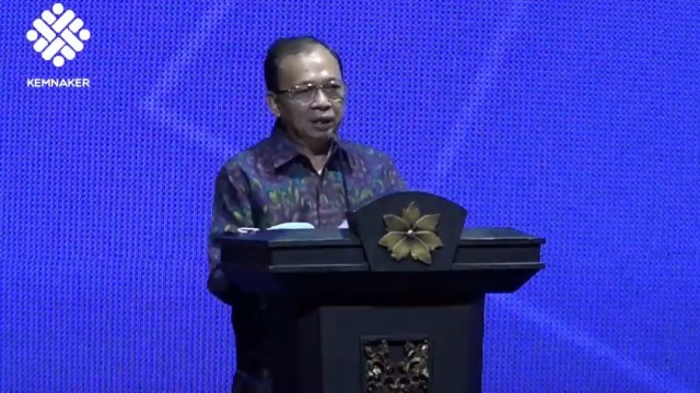 Gubernur Bali Wayan Koster pidato melalui akun YouTube Kemnaker. Foto: Kemnaker