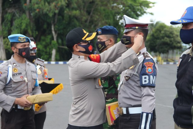 Bagi-bagi Masker, Kapolres Malang Harap Pilkada Aman (43580)