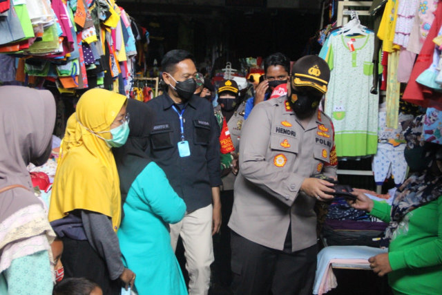 Bagi-bagi Masker, Kapolres Malang Harap Pilkada Aman (43582)