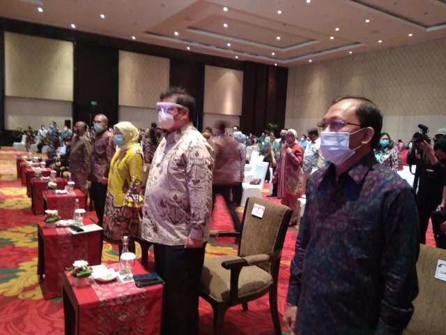 Gubernur Bali Wayan Koster (ujung kiri) bersama Menko Perekonomian Airlangga Hartarto - IST