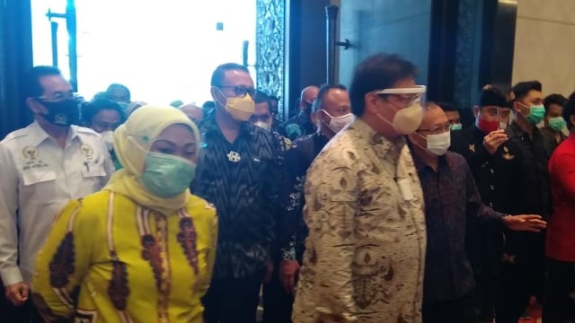 Menteri Tenaga Kerja Ida Fauziyah (kanan) saat mendampingi Menko Perekonomian Airlangga Hartarto di acara "Naker Tanggap Covid-19" di Nusa Dua, Kabupaten Badung, Bali, Sabtu (12/9) - IST