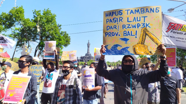 Tolak Tambang Pasir Laut di Bali, Walhi Gelar Demo di Depan Kantor Gubernur (127427)
