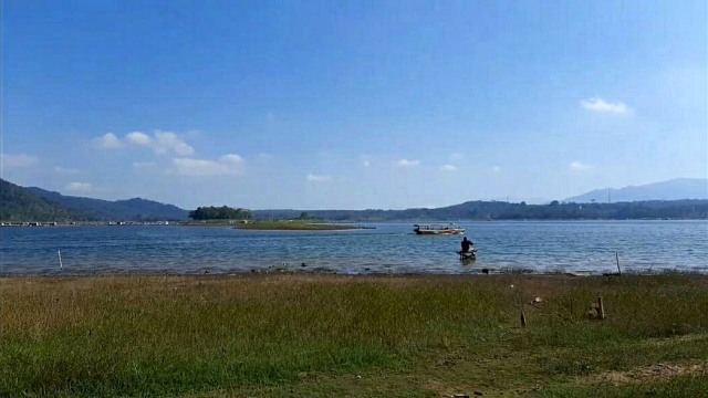 Muncul Pulau Batu Datar saat Surut, Waduk Darma di Kuningan Diserbu Wisatawan (62963)