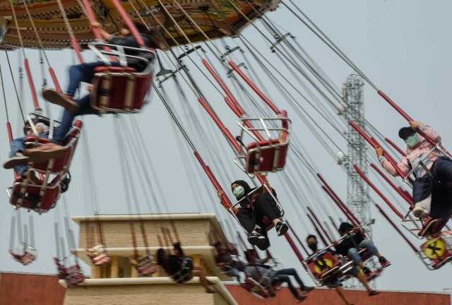 Pengunjung menaiki wahana di Dufan menjelang Pembatasan Sosial Berskala Besar (PSBB) di Jakarta, Sabtu (12/9/2020). Foto: Akbar Nugroho Gumay/ANTARA FOTO