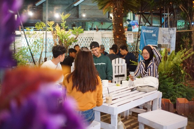 Suasana Warkop ON, kafe outdoor yang menawarkan suasana nongkrong bareng teman serasa di rumah sendiri, Sabtu (12/9) | Foto : Dimas Prasetyo /Lampung Geh