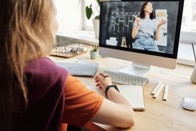 KELAS Teman kumparan MOM: Screen Time Pada Anak Selama School Frome Home (207313)