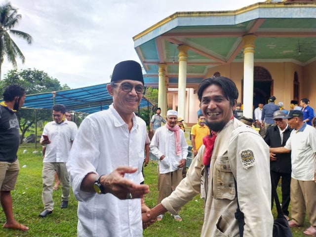 Helmi Umar Muchsin (Kiri) bersama Rustam Mohdar, warga Halmahera Selatan. Foto: Istimewa