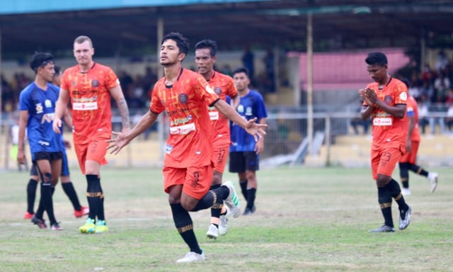 Ramadhan pemain muda Persiraja melakukan selebrasi usai membobol gawang tim PON Aceh dalam laga uji tanding di Stadion H Dimurthala, Sabtu (12/9). Foto: Suparta/acehkini
