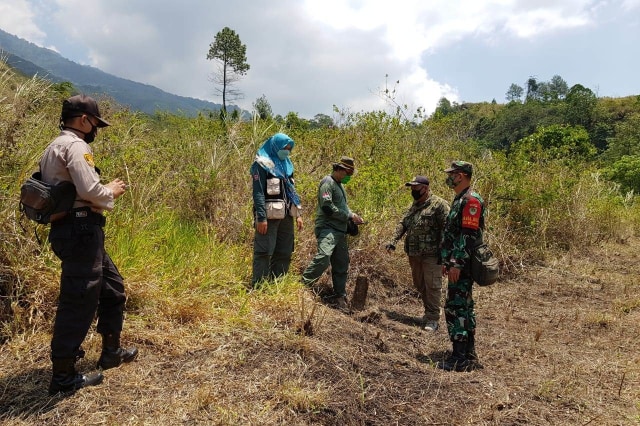 Petugas gabungan melakukan patroli cegah karhutla di kawasan Gunung Ciremai. (Ciremaitoday)