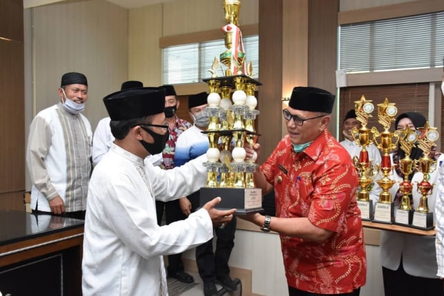 ssPenyerahan piala juara pertama diserahkan langsung Bupati Kuningan H Acep Purnama kepada DKM Masjid Al Muttaqin Kelurahan Awirarangan. (Ciremaitoday)