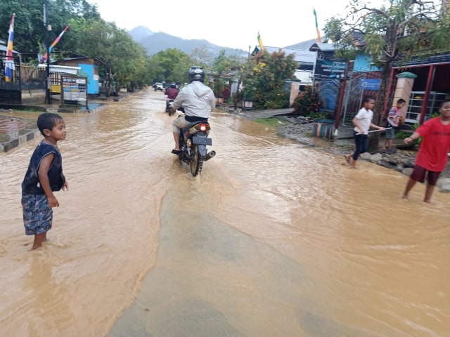 Sejumlah bocah nampak sibuk bermain digenangan air yang merendam disalah satu kawasan dalam kota Tolitoli Sulteng.Minggu (13/9).Foto: Moh. Sabran/PaluPoso