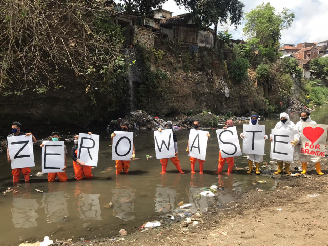 Aksi peduli Sungai Brantas dari Komunitas Environmental Green Society dan Trash Control Community. Mereka melakukan aksi memungut sampah di Sungai Brantas, pada Minggu (13/9/2020). Foto: Ulul Azmy 