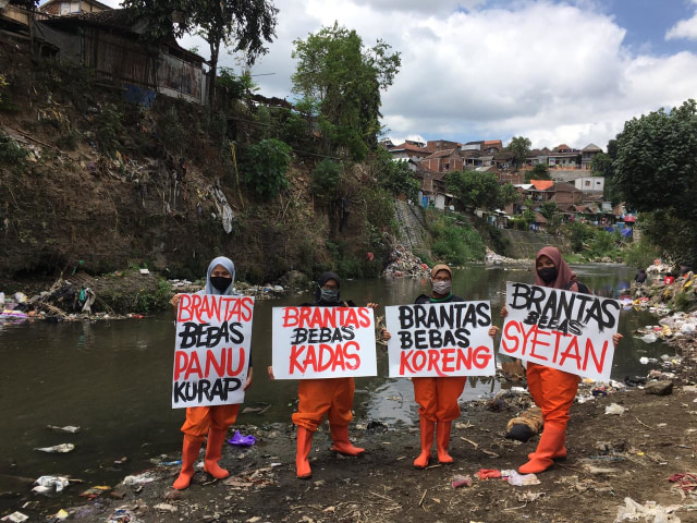 Muda Mudi di Malang Gelar Aksi Pungut Sampah di Sungai Brantas (10539)