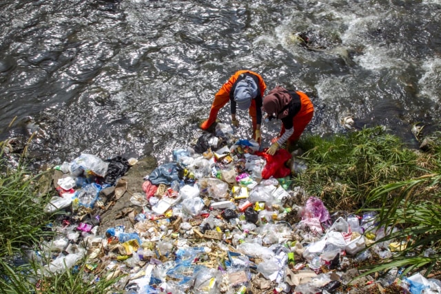 Muda Mudi di Malang Gelar Aksi Pungut Sampah di Sungai Brantas (10540)