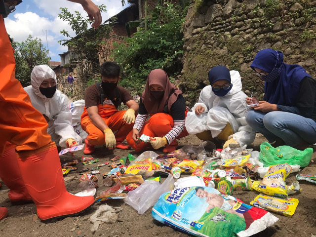 Muda Mudi di Malang Gelar Aksi Pungut Sampah di Sungai Brantas (10541)