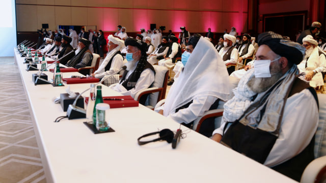 Delegasi menghadiri pembicaraan antara pemerintah Afghanistan dan gerilyawan Taliban di Doha, Qatar. Foto: Ibraheem al Omari/REUTERS