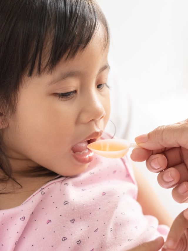 Ilustrasi anak minum obat untuk mencegah cacingan Foto: Shutterstock