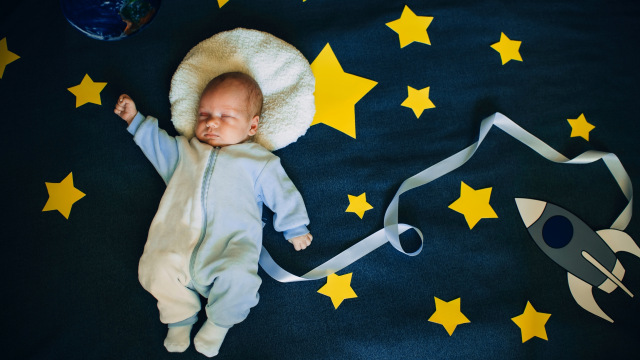 Ilustrasi nama bayi laki-laki yang terinspirasi dari berbagai bintang di langit. Foto: Shutter Stock