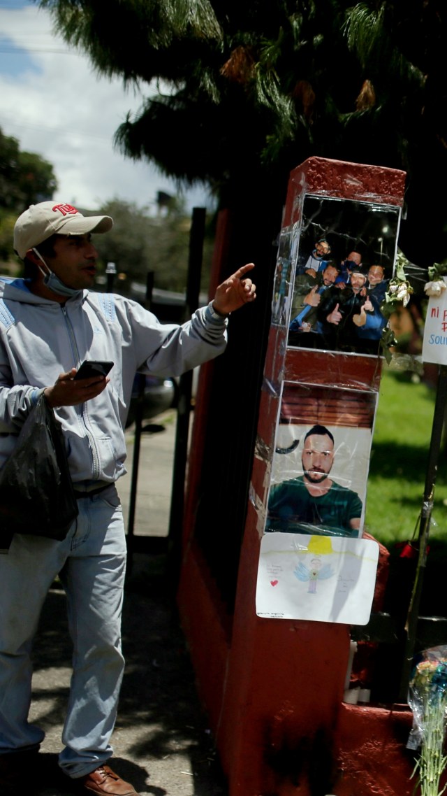 Seorang pria melihat foto dan pesan di depan tempat petugas polisi menyetrum Javier Ordonez, yang meninggal setelah ditahan, di Bogota, Kolombia. Foto: Luisa Gonzalez/REUTERS