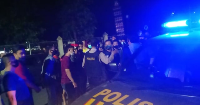 Balapan lari cekeran (tanpa sepatu) di Jalan Yosodipuro bubar saat kedatangan polisi