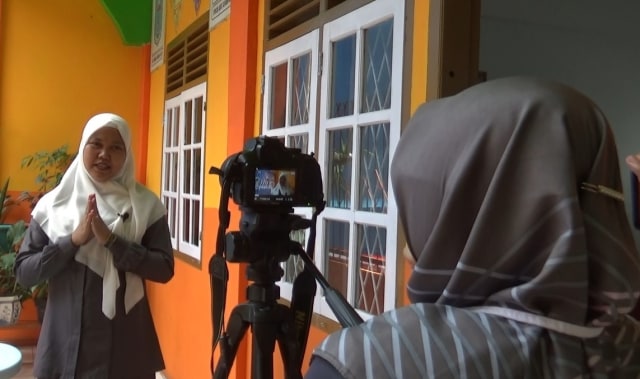 Proses pengambilan video untuk belajar MI Nuruh Hidayah Jambi. (Foto: M Sobar Alfahri/Jambikita)