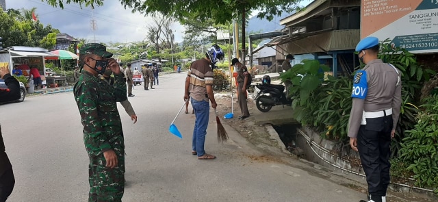 Anggota TNI - Polri bersama Pemda setempat saat melakukan razia penggunaan masker di Kolaka Utara. Foto: Lukman Budianto/kendarinesia.