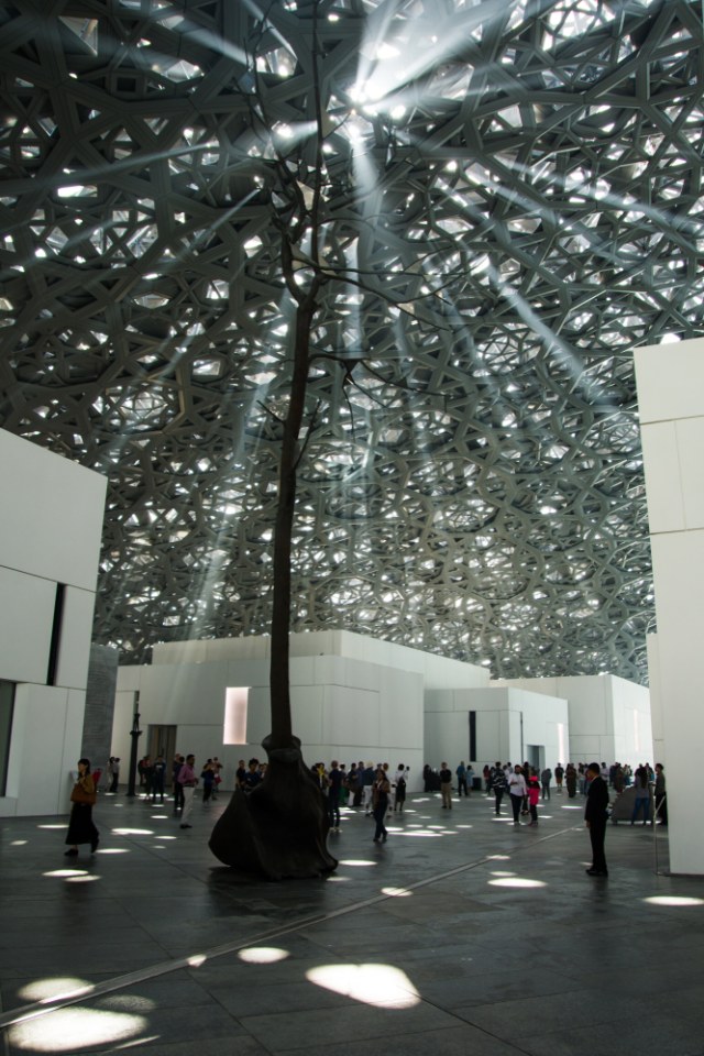 Pengunjung Museum Louvre Abu Dhabi Foto: Shutter Stock