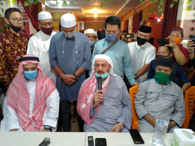 Syekh Ali Jaber yang menjadi korban penusukan saat melakukan konferensi pers di Restoran Baba Rayon, Kota Bandar Lampung, Senin (14/9) | Foto: Syahwa Roza Hariqo/Lampung Geh