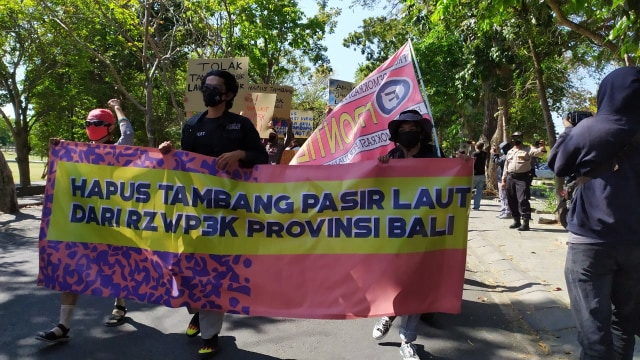 Demo WALHI dan aktivis lingkungan menolak penambangan pasir di Bali - ACH