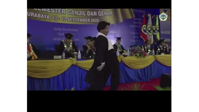 Mahasiswa cover dance lagu Blackpink di acara wisuda. Sumber Foto: Twitter.com/@brojabrooo
