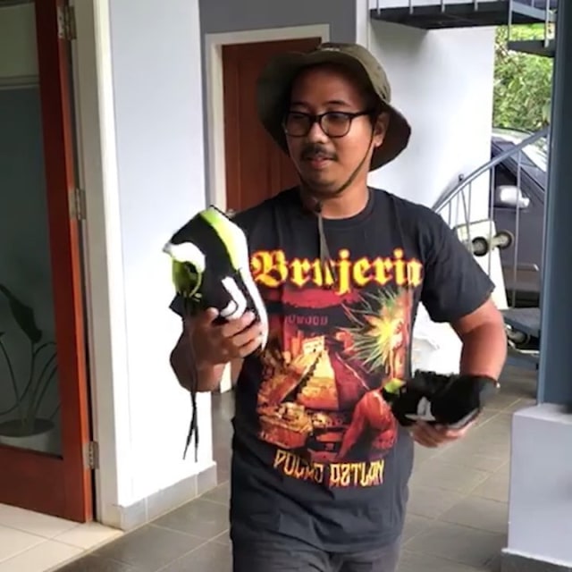 Brand Lokal yang Pernah Kolaborasi Sneakers sama Band (32879)