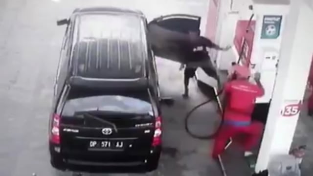 Detik-detik Mobil Terbakar saat Isi BBM di SPBU Palu (803428)