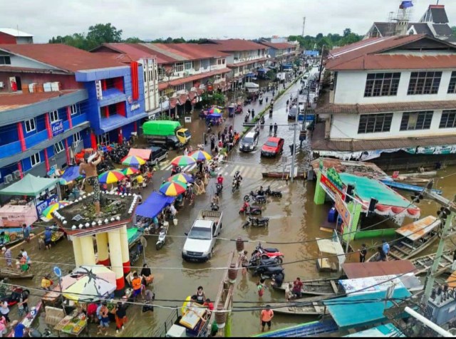 Kota Nanga Pinoh, Kabupaten Melawi, dilanda banjir. Foto: Yefta.