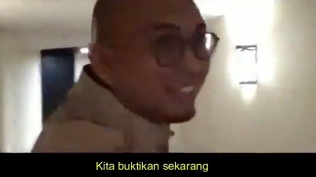 Penggerebekan kasus prostitusi online di Kota Padang oleh Andre Rosiade (Foto: SS Video di Twitter Andre Rosiade)